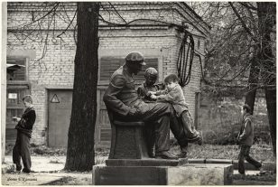 Ленин и дети_Казань_90-е